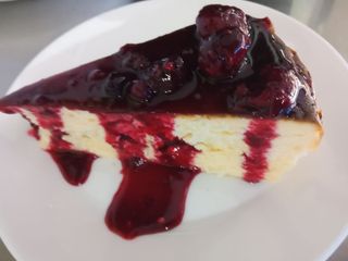 Porción de tarta de queso vasca casera con fruto del bosque 