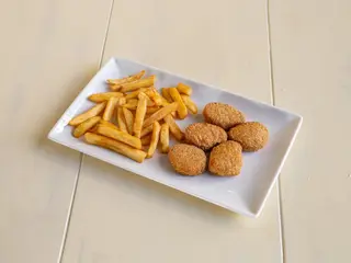 Nuggets de pollo y patatas fritas
