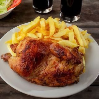 1/2 Pollo Asado Con Patatas Y Pimientos Del Padrón