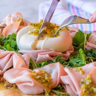 Pinsa romana con burrata