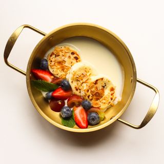 Сирники з свіжими сезонними ягодами у вершковококосовому сусі  (270г)