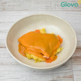 Salmon dorado con base de pisto