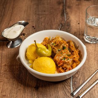 Sărmăluțe de porc învârtite în varză acră