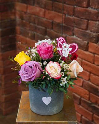 Aranjament 9 trandafiri multicolori