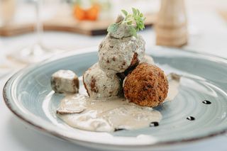 Hrskave okruglice od heljde u umaku od gljiva