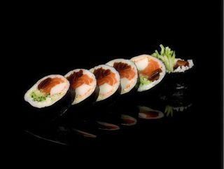 Futomaki z łososiem i surimi 6 szt.