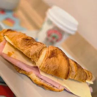 CROASSAT jamón york y queso +CAFE