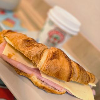 CROASSAT jamón york y queso +CAFE 