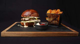 КРАЛСКИ ЧИЙЗБУРГЕР с гарнитура картофи Уеджис