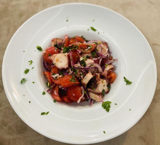 Salată de caracatiță cu roșii cherry