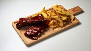 Mega coaste de porc în sos bbq