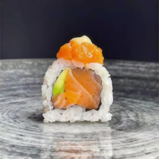 46. Uramaki Crispy Salmón Roll Con Mayonesa Picante (8 Pzs.)