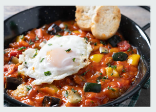 Pisto con patatas y huevo