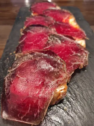 Tosta De Crema De Queso De Cabra Con Mermelada Pimientos y cecina de León 