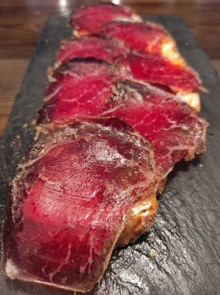 Tosta De Aceite de oliva v extra, Tomate natural rallado Y Cecina de León 