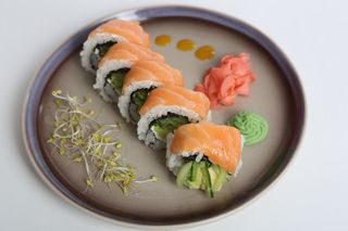 Uramaki California z łososiem na wierzchu