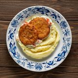 Рибні котлетки з картопляним пюре