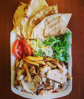 Среден пилешки дюнер в кутия (480г)