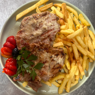 Ceafa de porc cu usturoi si cartofi pai