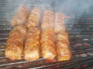 Platoul cu mici + salata de sezon din partea casei