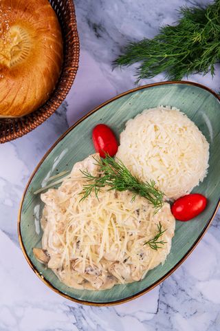 Курица с грибами и рисом