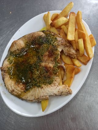 Marrajo a la plancha con patatas
