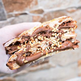 Schiacciata dolce alla nutella e granella di nocciole
