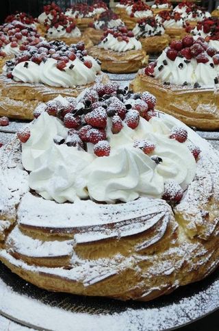 Zeppolone Chantilly,panna e fragoline di bosco