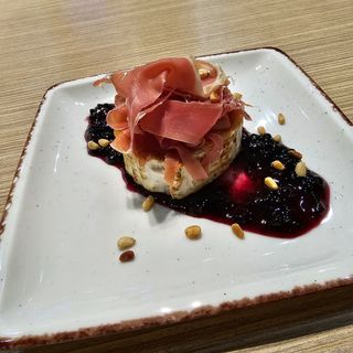 Козе сирене със зелени смокини, прошуто и кедрови ядки (300г)