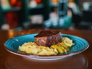 Biftek sa 3 vrste pirea