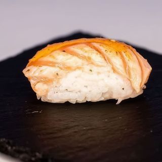Salmón flambeado