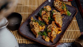 MANDU Z KIMCHI I WIEPRZOWINĄ 5 SZT.