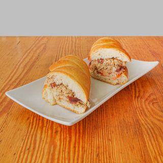 Atún Claro en Escabeche, Rodajas de Tomate y Anchoas del Cantábrico