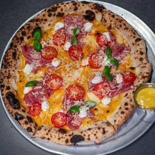 Піца з сиров'яленою копой, сиром рікорта та гарбузовим кремом