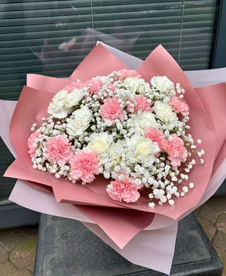 Bukiet jasnych/białych-różowych goździków z gipsówką