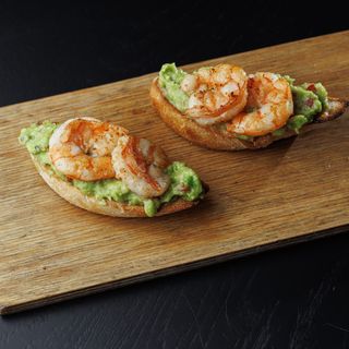 Брускета з гуакамоле і креветкою