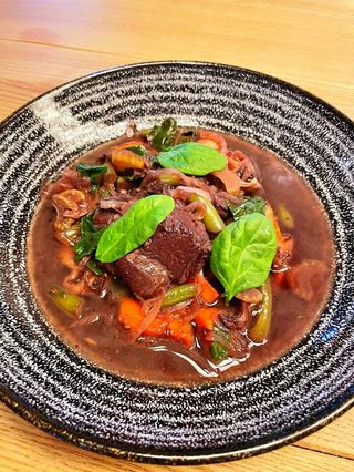 Телятина тушкована в Saperavi з овочами (345 г)