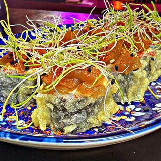 Roll Tempura con Cebolla Caramelizada con Calabaza, Sishimi y Germinado