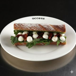 მოცარელა და გამომშრალი პომიდვრის სენდვიჩი