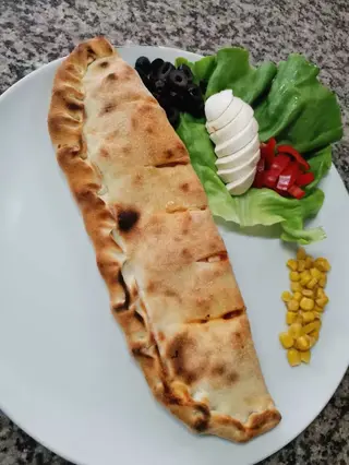 Mini Calzone cu sunca si mozzarella