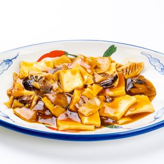 138. Toufu con funghi e bambu in salsa di soia