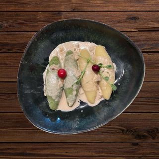 Книдлі з мʼясом та соусом з білих грибів