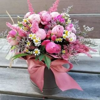 Flowerbox szary z różowymi kwiatam