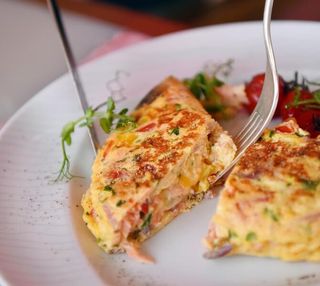 Omletă mixtă cu șunculiță și mozzare