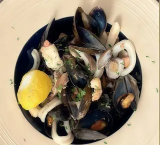 Insalata di mare tiepida