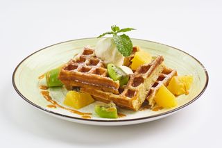 Вафли бельгийские с мороженым и фруктами (450г)