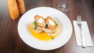 File de somon cu spanac baby, cartofi butoiasi sotati, sos Hollandaise