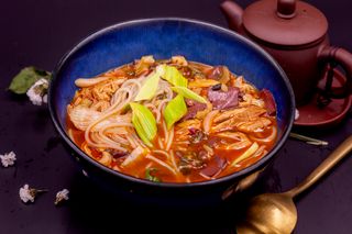 Spaghetti di riso al brodo con intestino di maiale/温州猪脏粉