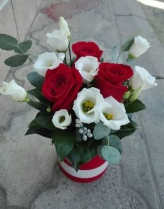 Box of flower, kombinacija ruža i sitnog cveca