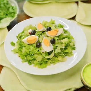 Зелена салата с яйце